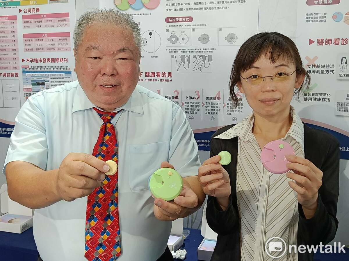 「康健上府」科技公司總經理黃宗正（左）與中國醫大婦科主任蘇珊玉共同發表「無線腋溫量測器」。 唐復年/攝