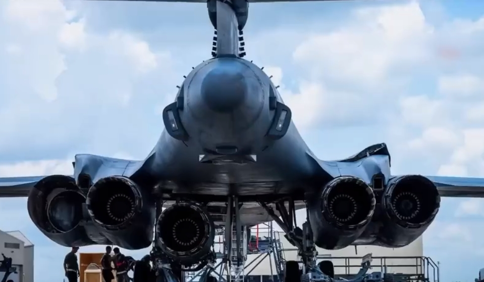 隨著高超音速武器的價值水漲船高，美空軍成功在B-1B轟炸機外架下攜帶了1枚AGM-158空對地飛彈進行試飛，將進一步發展攜帶高超音速飛彈能力。 圖：翻攝自騰訊網