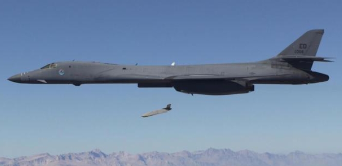 美軍已經對B-1B轟炸機在機腹和機翼下的掛架攜帶武器做出改進，B-1B的載彈量理論值能達到61噸，堪稱「載彈之王」。 圖：翻攝自網易