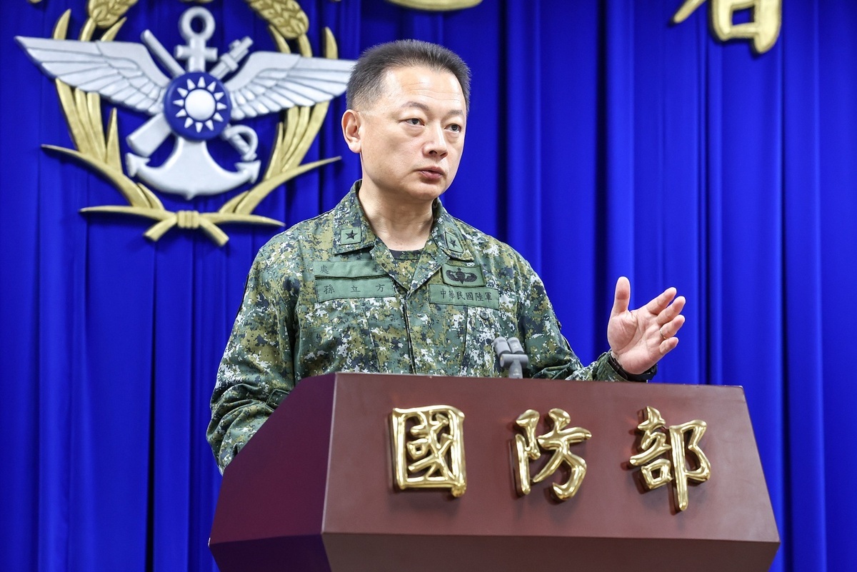 中國解放軍在台灣東南應變區外實施海空聯訓，國防部統計截至12日中午12時10分，解放軍再出動各式機種30架次，其中23架次逾越海峽中線及其延伸線。圖為國防部發言人孫立方少將。 圖：國防部提供