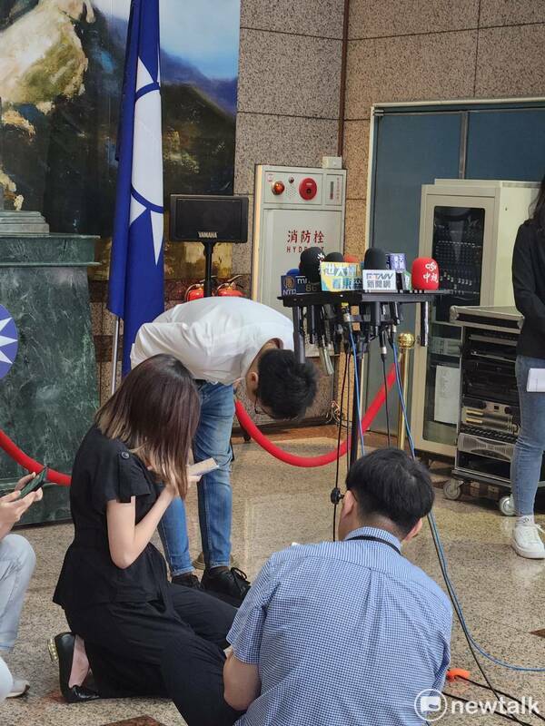 林家興鞠躬向韓國瑜、韓粉致歉。 圖：黃建豪/攝
