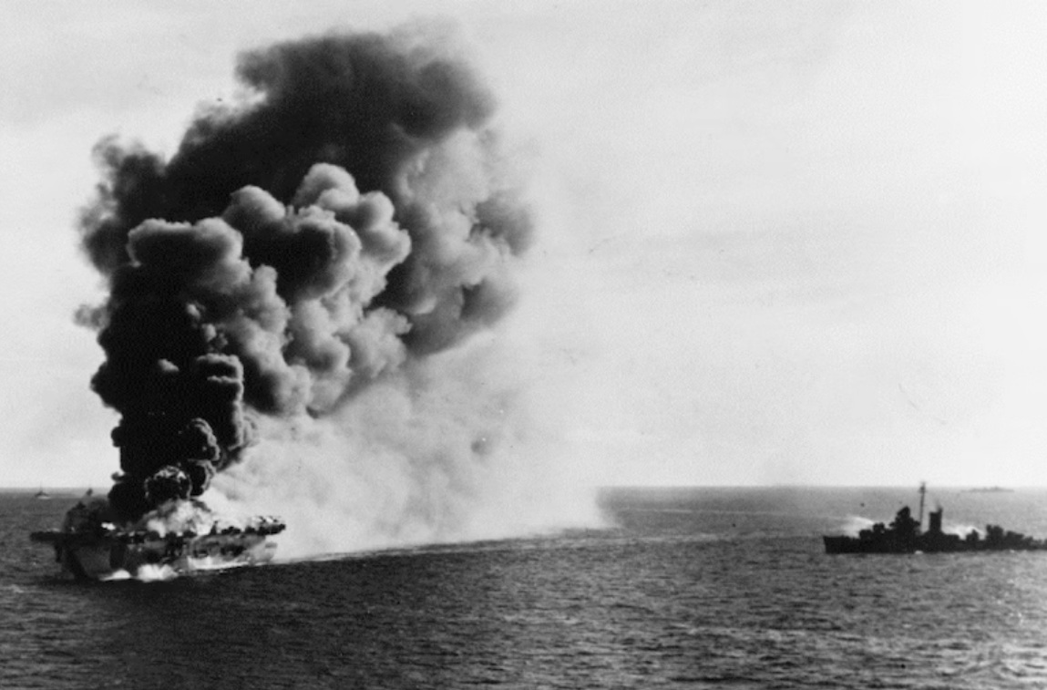 「奧馬尼灣號(USS Ommaney Bay，CVE-79)」航空母艦。1945年1月4日在菲律賓蘇祿海海域，遭受日本神風特攻隊攻擊後大火狂燒濃煙竄天。 圖：翻攝The Naval History and Heritage Command