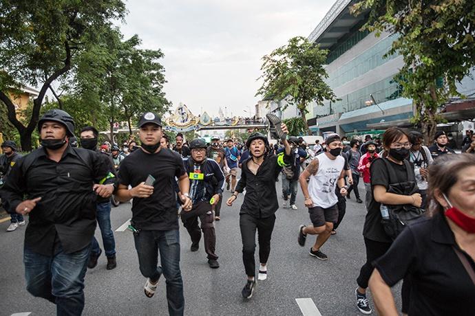 當地時間2020年10月14日，泰國曼谷，泰國反政府示威者集會隊伍遊行前往總理府。 圖：翻攝自新浪