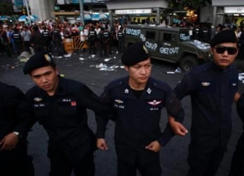 泰國示威者發起集會抗議軍事政變，並與軍方產生了激烈衝突，最終軍方成功將部分示威者逮捕。 圖：翻攝自新浪