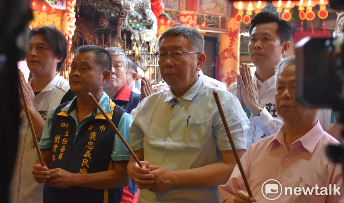 柯文哲(中)到褒忠義民廟下香參拜。 圖：孫家銘攝
