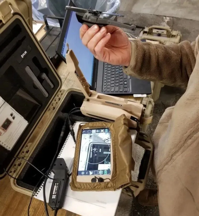 由瑞典公司所研發的黑黃蜂無人機體型小，操作模式多，透過 GPS 實現自動駕駛，深受歐美各國親睞。 圖：翻攝自騰訊網／虎觀天下