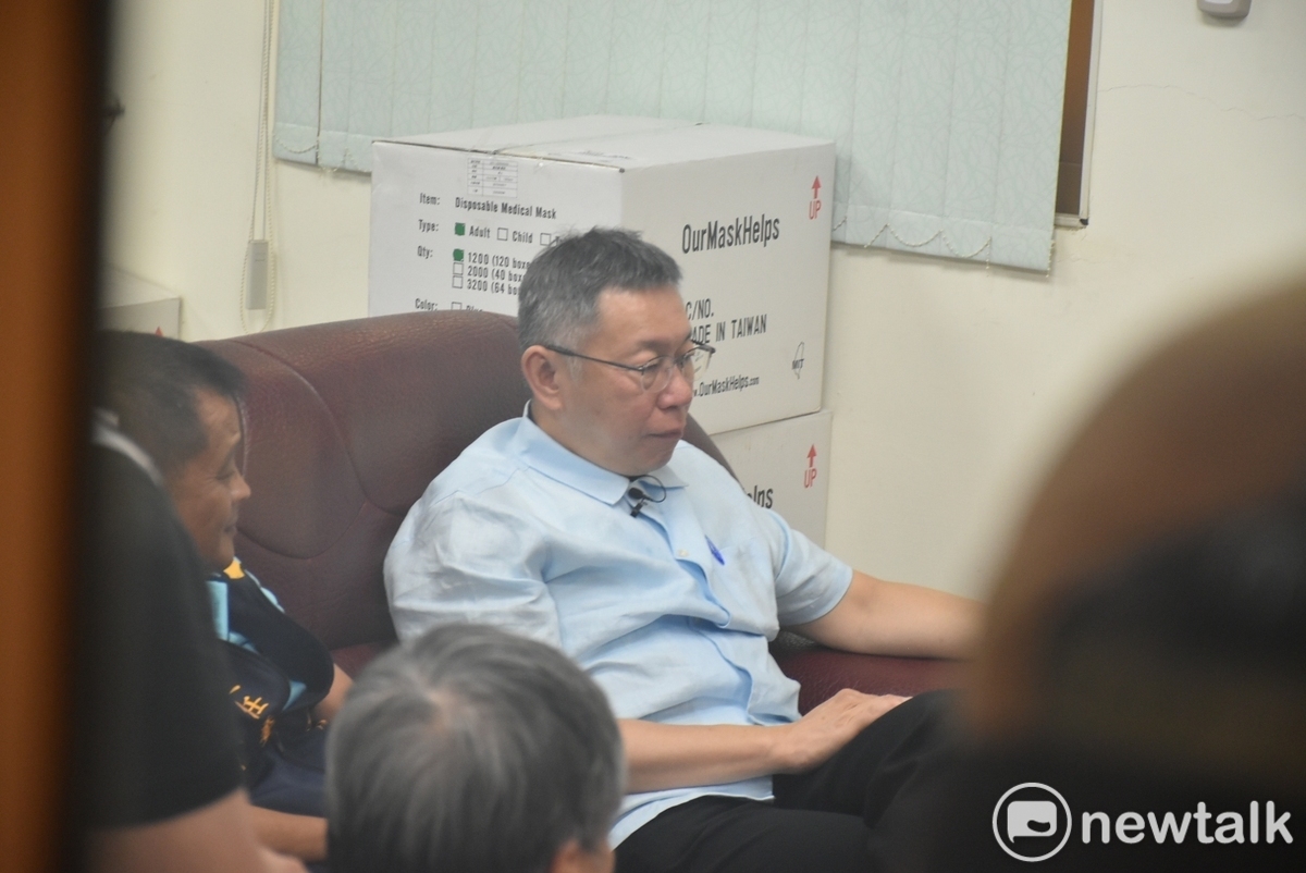 柯文哲在褒忠義民廟辦公室與廟務幹部舉行座談。 圖：孫家銘攝