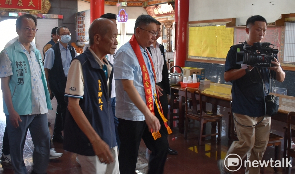 柯文哲(右二)受到覆鼎金保安宮董事長鄭武才歡迎。 圖：孫家銘攝