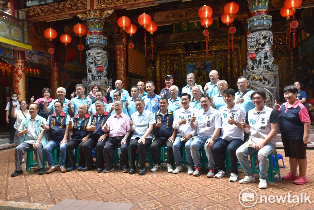 柯文哲(前排中)率高雄黨部幹部與褒忠義民廟廟務委員合影。 圖：孫家銘攝