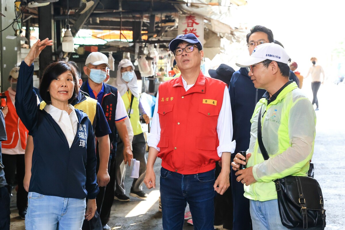 陳其邁(右二)視察前鎮瑞興市場登革熱防治工作。 圖：高雄市衛生局提供(資料照片)
