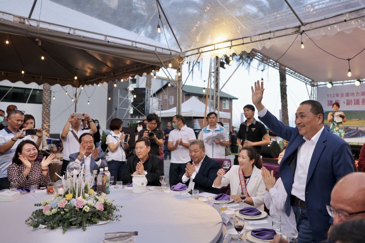 侯友宜、郭台銘今晚受邀出席全國地方正副議長餐敘，兩人雖同坐主桌，但並未坐在一塊。 圖：侯友宜競辦/提供