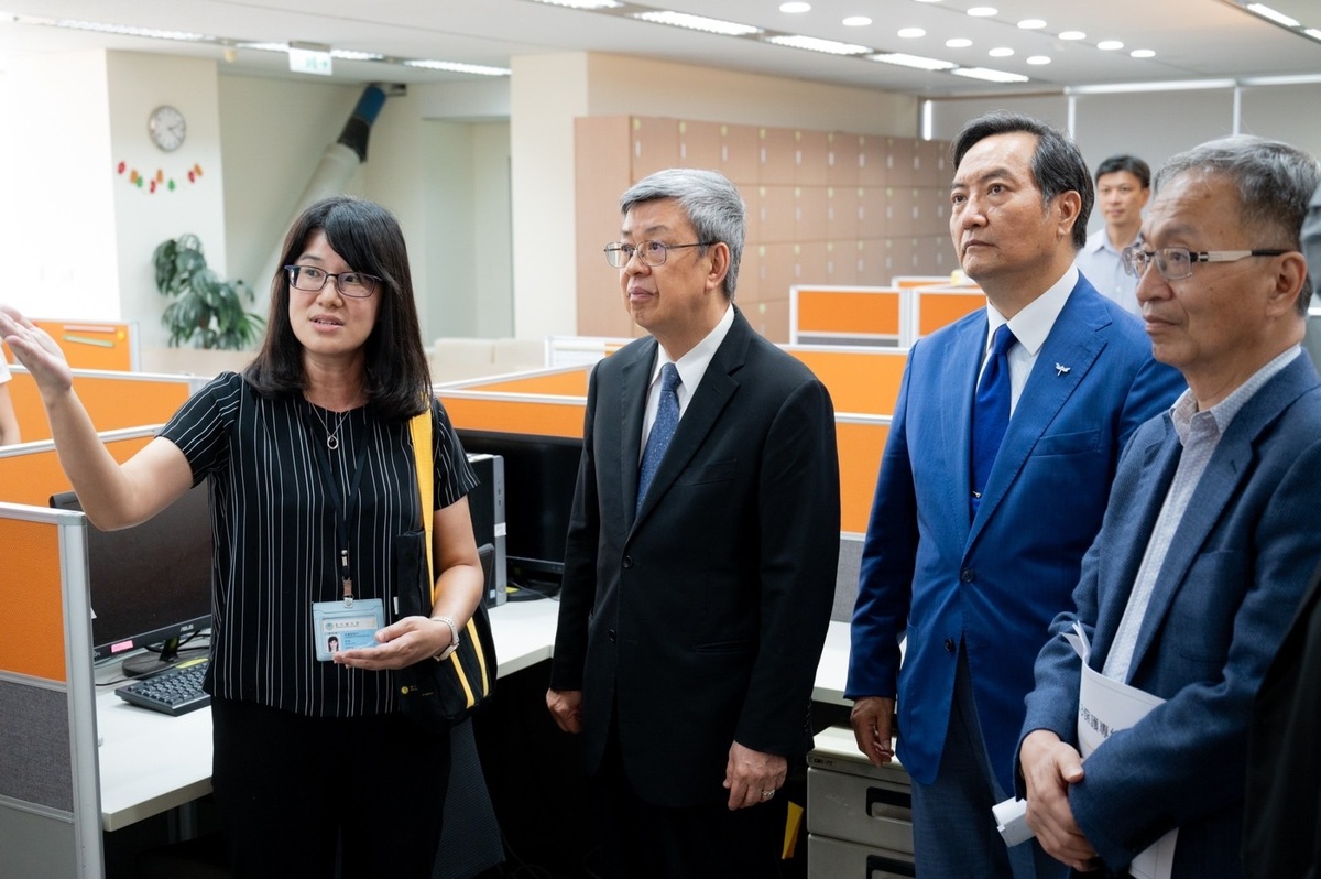 陳建仁12日訪視113保護專線中心。 圖：行政院提供