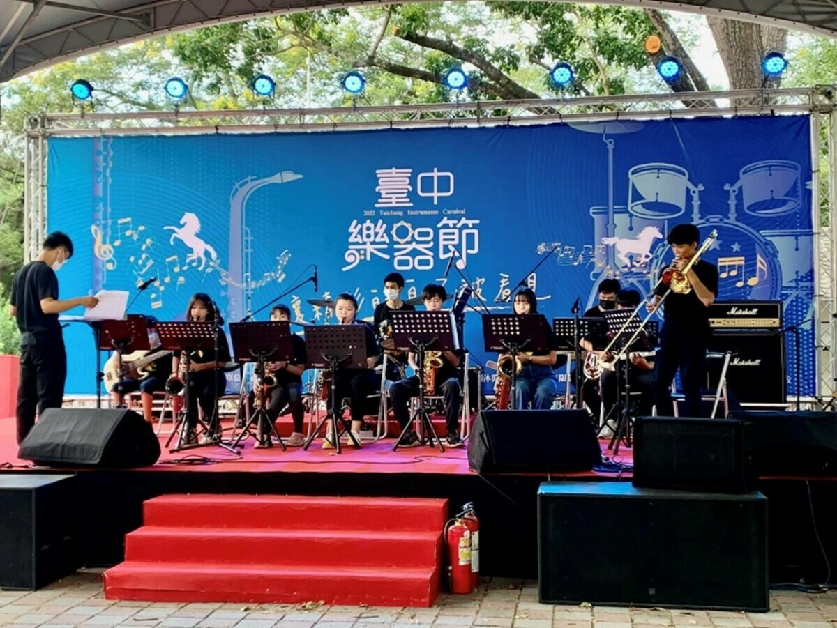 去年度台中爵士音樂節青少年爵士樂團快閃演出。 主辦單位/提供