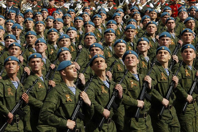 2011 年衛國戰爭閱兵時的俄羅斯空降軍，其藍白條紋的汗衫與藍色貝雷帽為主要特徵。 圖：翻攝自維基百科