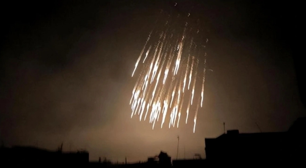 集束炸彈在夜空中爆開。 圖 : 翻攝自時報集解點