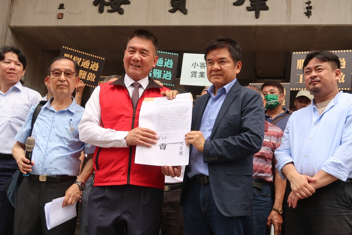 中華民國小客車租賃商業同業公會全國聯合會理事長林建良將反對服貿陳情書交給民進黨立院黨團書記長莊瑞雄 圖：林朝億/攝