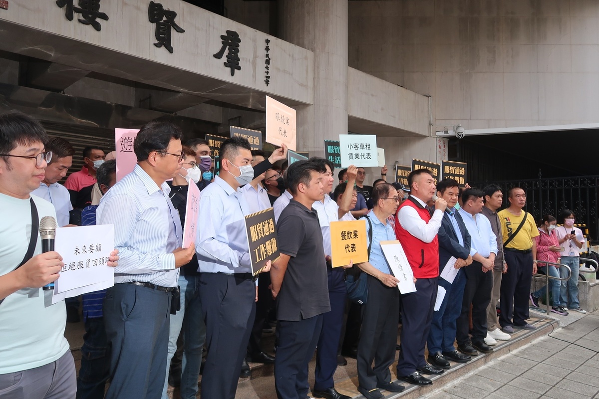 由駕駛員、遊覽車業、小客車租賃業、眼鏡業、餐飲業及旅行業等六大產業13日上午至立院陳情並表達反對柯侯重啓服貿訴求。 圖：林朝億/攝