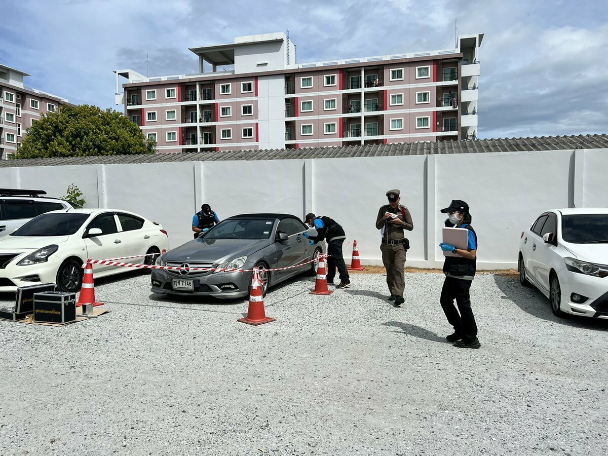 警方在春武里府芭達雅（Pattaya）一處公寓外的停車場發現麥克的賓士轎車。 圖：翻攝自推特@The_PattayaNews