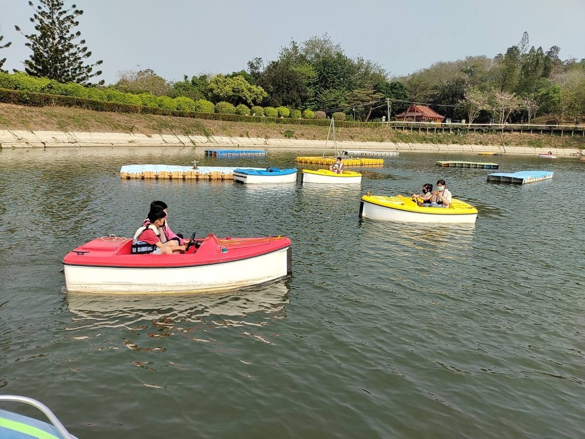 虎頭埤碼頭遊玩新型水域遊憩設施。 圖：台南市政府觀光旅遊局／提供