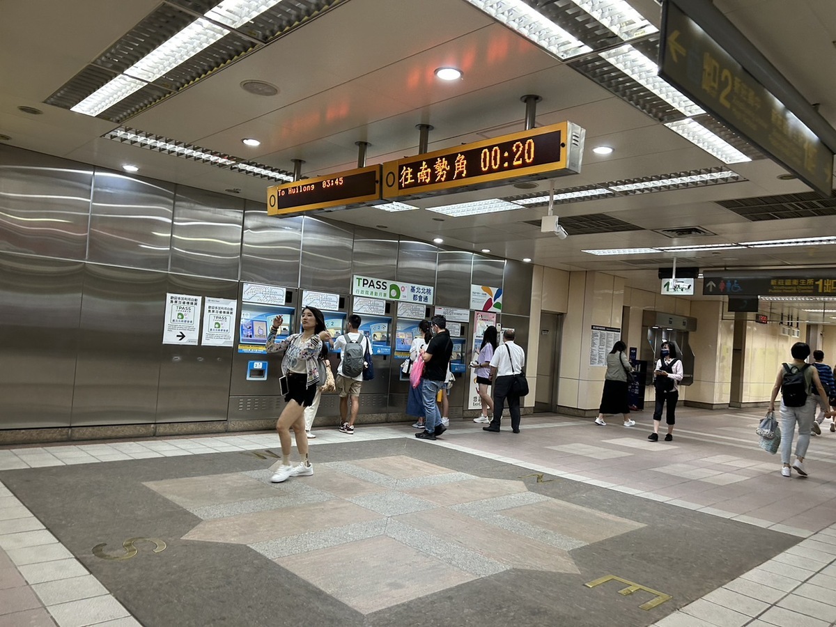 今日為北中南三大生活圈公共運輸通勤月票上路第13天，累計至昨日已約有51.7萬人次加值，使用量更飆破１千萬。 圖：林岑韋／攝