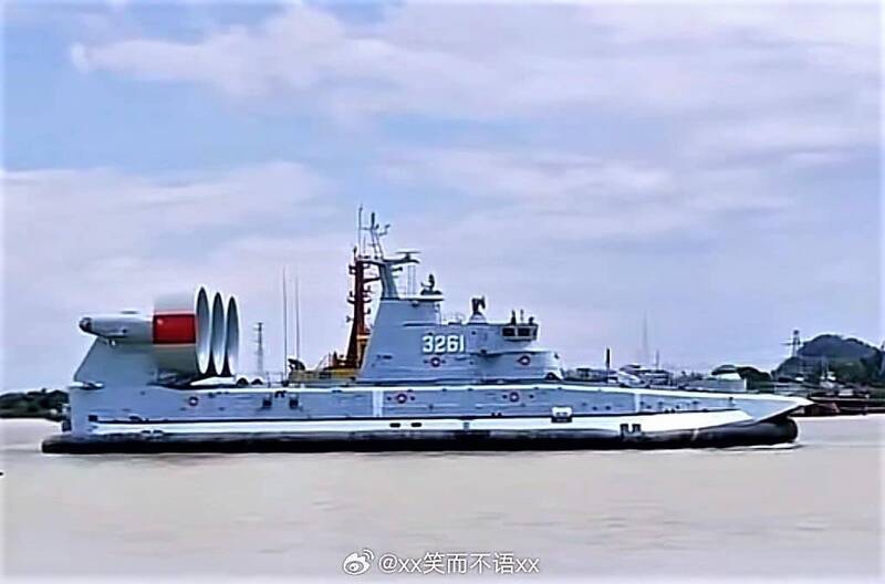 近日中共解放軍海軍最新曝光的「野牛級」（Zubr-class）728型氣墊登陸艇。 圖：翻攝自微博