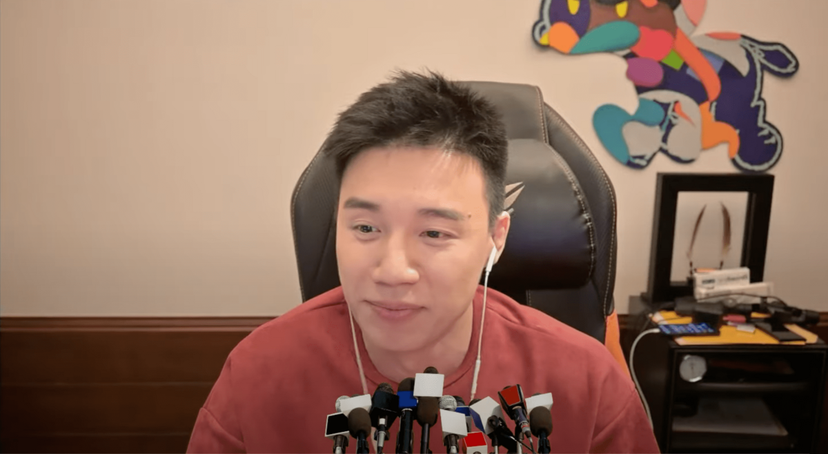 Toyz昨(12)晚特地開直播解釋來龍去脈，否認與女方是情侶關係。 圖：翻攝自YT/Toyz