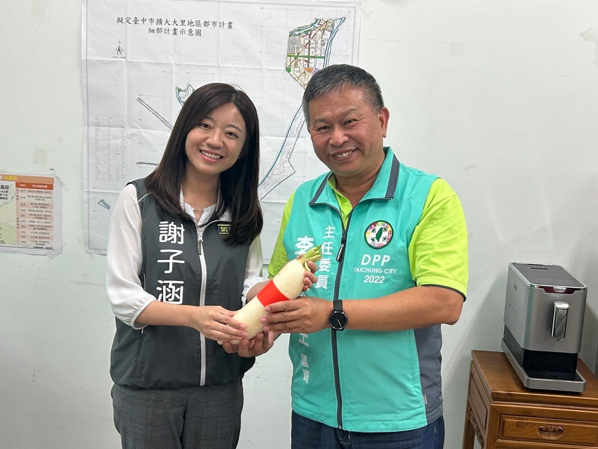 李天生贈送好彩頭給謝子涵。 李天生服務處/提供
