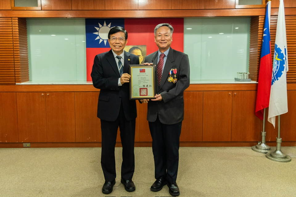 中央氣象局長鄭明典（右）從交通部長王國材手上接下證書，宣布「畢業」了！他將正式自7月16日起，開始退休生活。 圖：翻攝自鄭明典臉書
