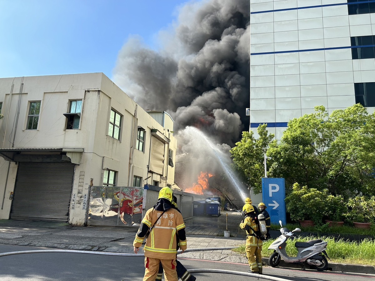 楠梓加工區科技公司廠房失火，消防人員搶救中。 圖：高雄市防局提供
