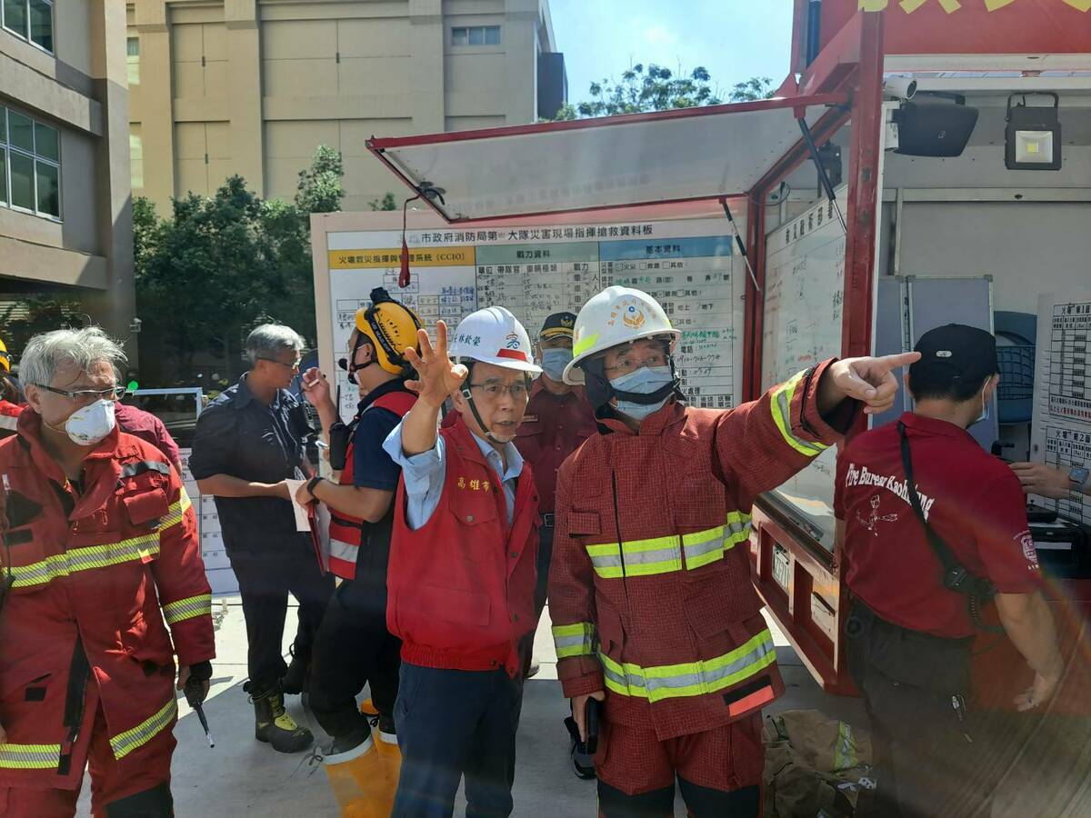 林欽榮(中左)到場指揮市府相關局處協助救災。 圖：高雄市政府提供