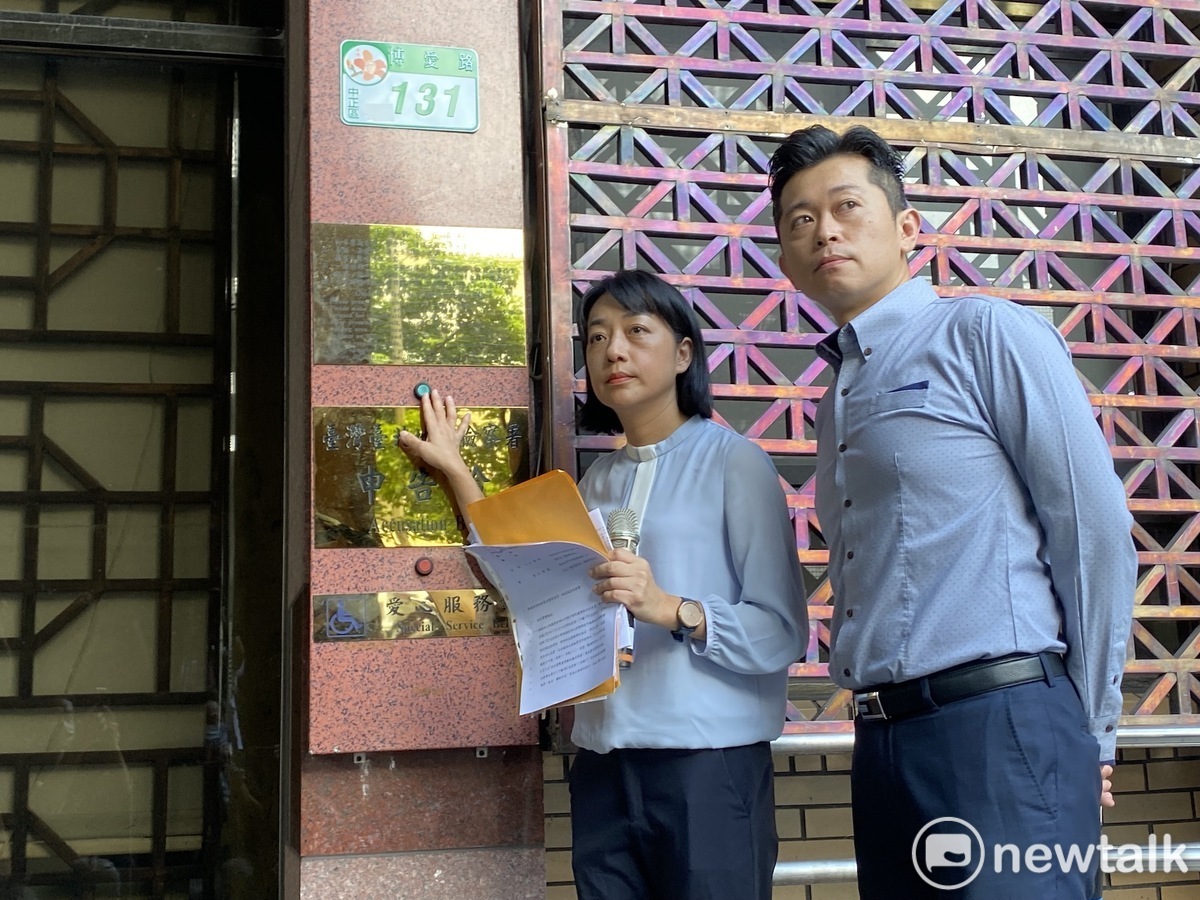 時代力量立委王婉諭在律師郭德田陪同下按鈴提告國民黨立委王鴻薇加重毀謗罪。 圖：周煊惠 / 攝