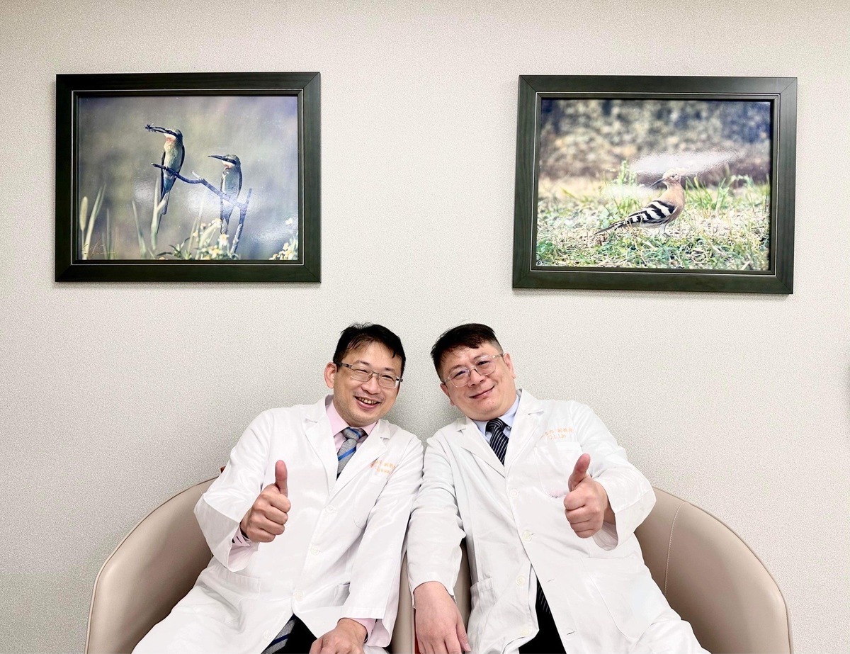 黃挺碩醫師(左)與研究團隊中的林志郎醫師(右)今揭示一項非酒精性脂肪肝患者研究結果，該結果顯示非酒精性脂肪肝患者在5年內有9.3%的機率轉變為慢性腎病。 圖：長庚醫院／提供