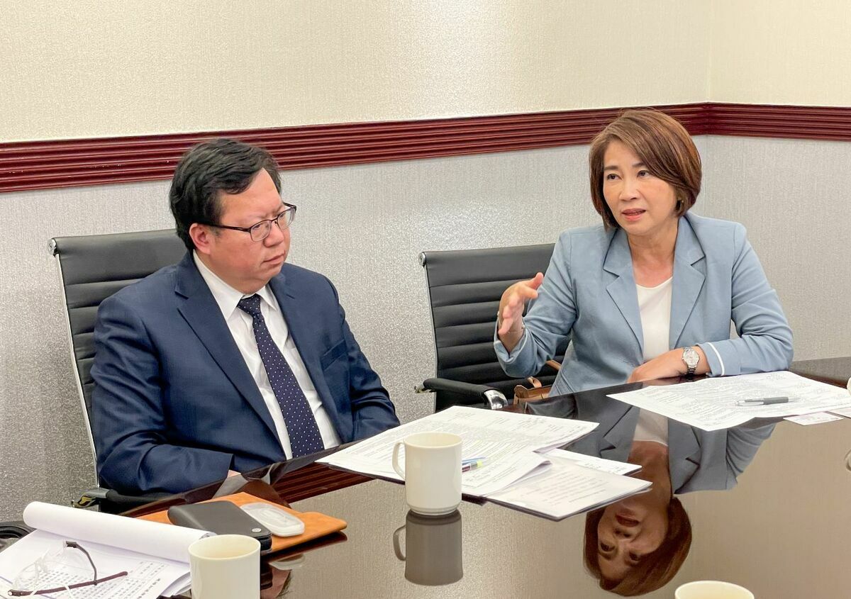 周春米(右)當面向鄭文燦爭取加快屏東快公路進度。 圖：屏東縣政府提供