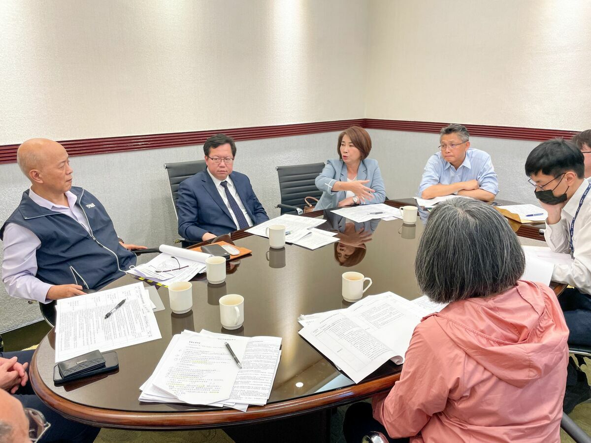 周春米(中)率縣府團隊北上爭取重大交通建設。 圖：屏東縣政府提供