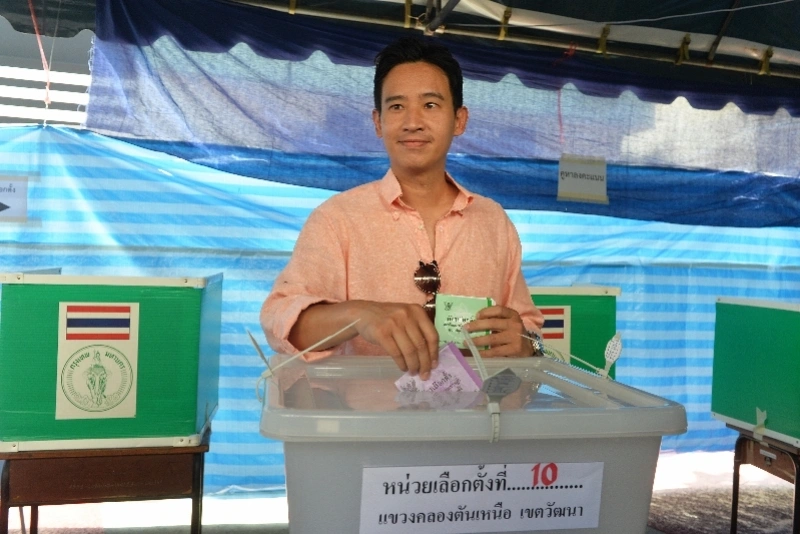 當地時間 7 月 13 日，泰國國會舉行總理選舉。遠進黨黨魁皮塔落選。圖為皮塔在曼谷一處投票站投票。 圖：翻攝自南方都市報