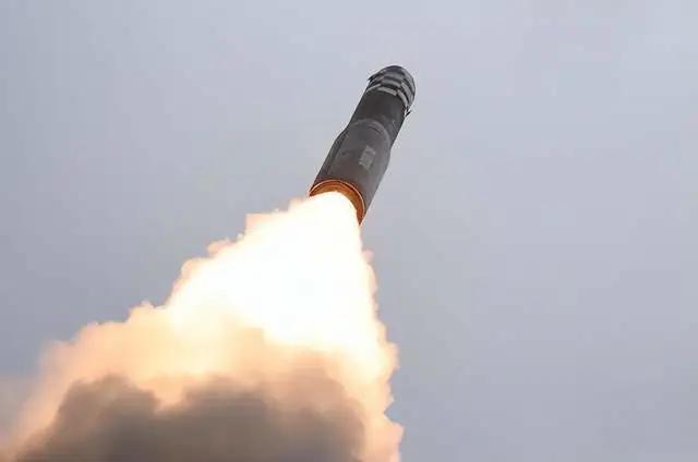 朝鮮中央通訊社近期宣佈，朝鮮導彈總局近期試射了新型洲際彈道導彈「火星砲-18」，試射活動取得了圓滿成功。 圖：翻攝自朝中社
