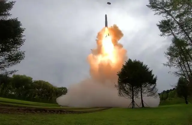 「火星砲-18」似乎已掌握移動式自動發射車冷發射技術。 圖：翻攝自朝中社