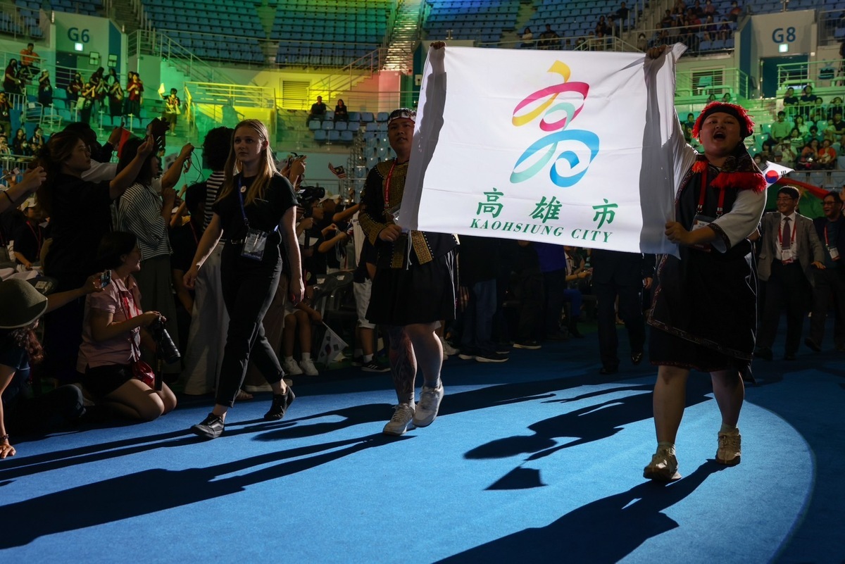 頒獎典禮中高雄市市旗進場。 圖：高雄市寶來國中/提供