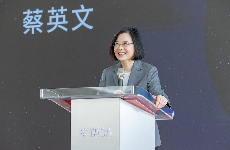 蔡英文總統今（14）日上午前往新竹出席「國家太空中心獵風者衛星（TRITON）起運典禮」時指出，「獵風者衛星」從構想、設計到製作都是「台灣製造」，證明以台灣半導體、精密製造的優勢，絕對有能力進軍全球太空產業。 圖：總統府提供