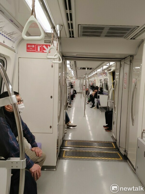 桃園捷運公司表示，因餘震不斷且鋒面來襲，捷運地下段及高架段軌道部分，將持續加強周遭掉落物巡檢。(機捷示意圖) 圖：林冠妤／攝