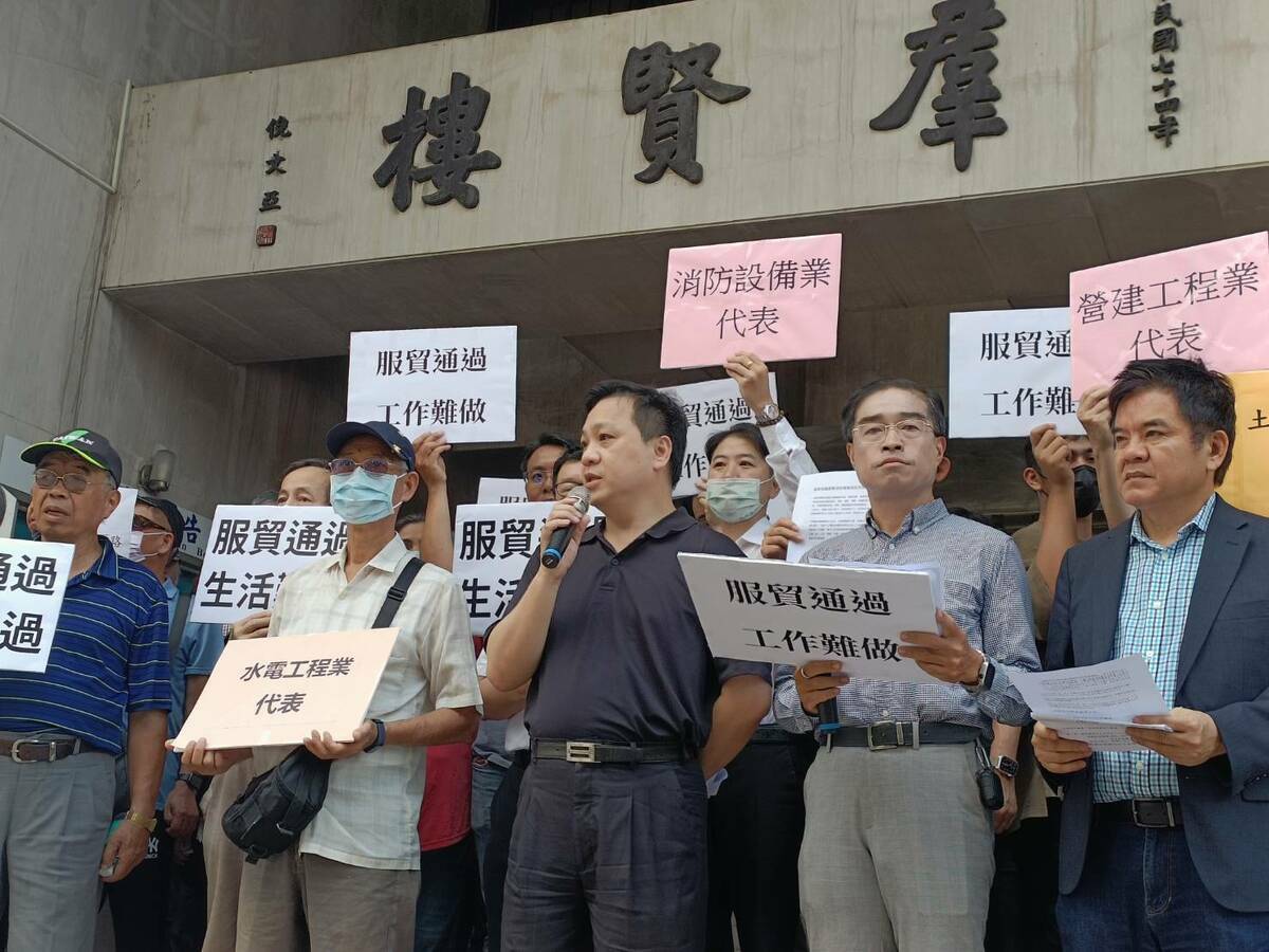 營建、土木、水電、消防、室內裝修及職業貨車業等產業代表今（14日）赴立法院陳情。 圖：讀者 / 提供