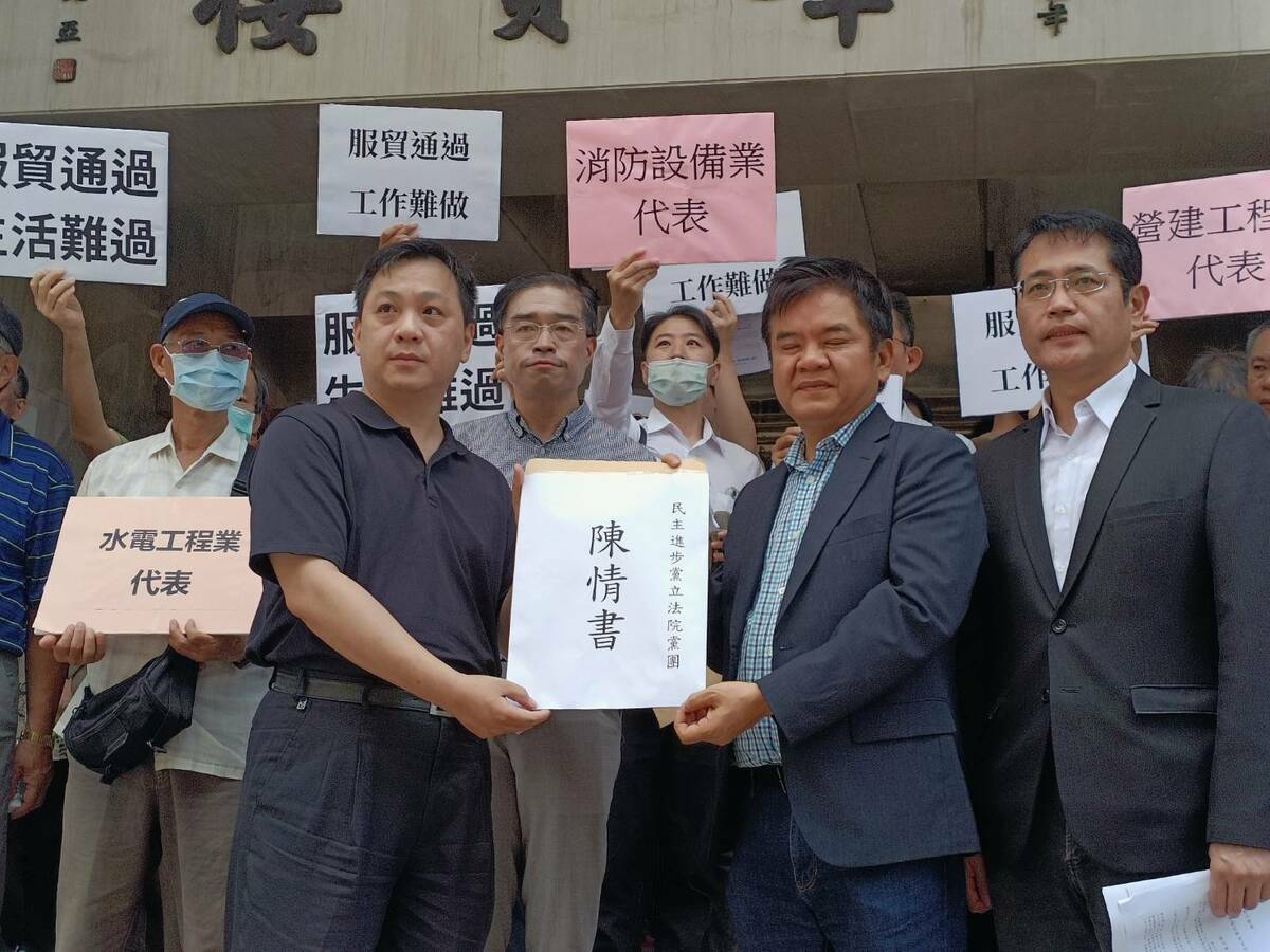 營建、土木、水電、消防、室內裝修及職業貨車業等產業代表今（14日）赴立法院陳情。 圖：讀者 / 提供