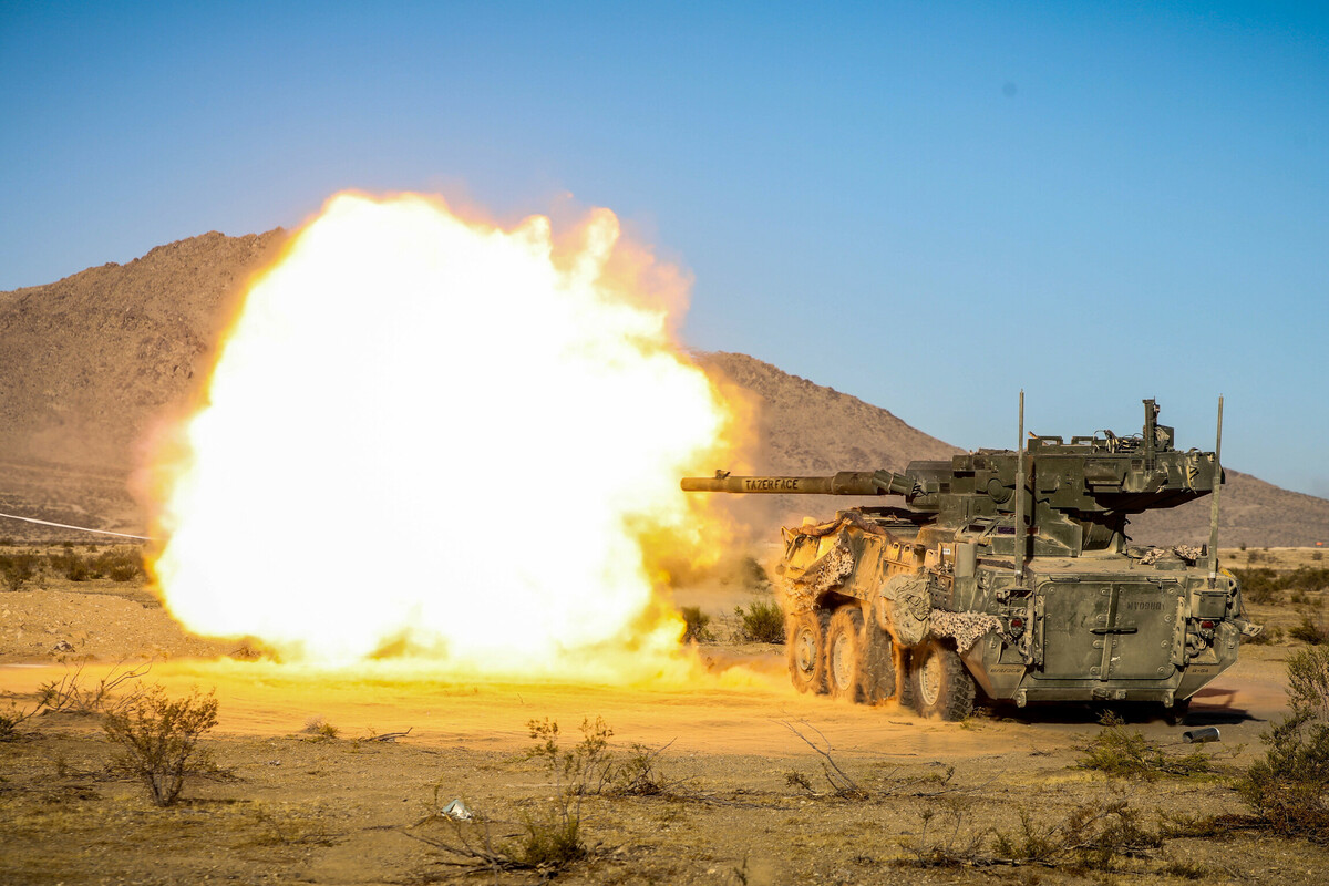 美國 M1128 史崔克機動砲車正在發射主砲。 圖：翻攝自美國國防部