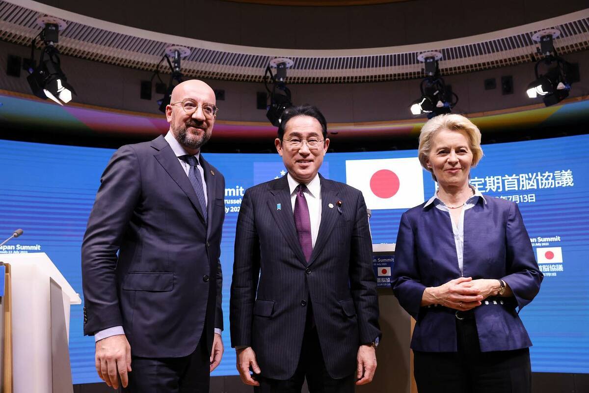 歐盟理事會主席米歇爾（左）及執委會主席馮德萊恩（右）與日本首相岸田文雄（中）13日在布魯塞爾舉行「第29屆歐日峰會」，共同宣布歐盟自8月起，解除對福島縣水產品等的進口限制措施。 圖：翻攝Charles Michel臉書（資料照）