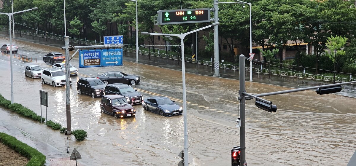 連日暴雨襲擊南韓，各地紛紛傳出災情，釀成全國 10 人失蹤、近 9000 戶停電等情況。 圖：翻攝自推特@Dinggyo（資料照）