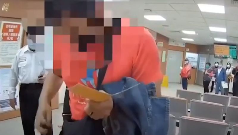 ▲警方趕抵後，迅速將胡男逮捕。 （圖／翻攝畫面）