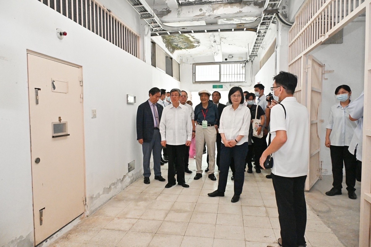 行政院長陳建仁今（15）日陪同總統蔡英文參訪不義遺址「原國防部台灣軍人監獄」（現為「法務部矯正署新店戒治所」）。 圖：行政院提供