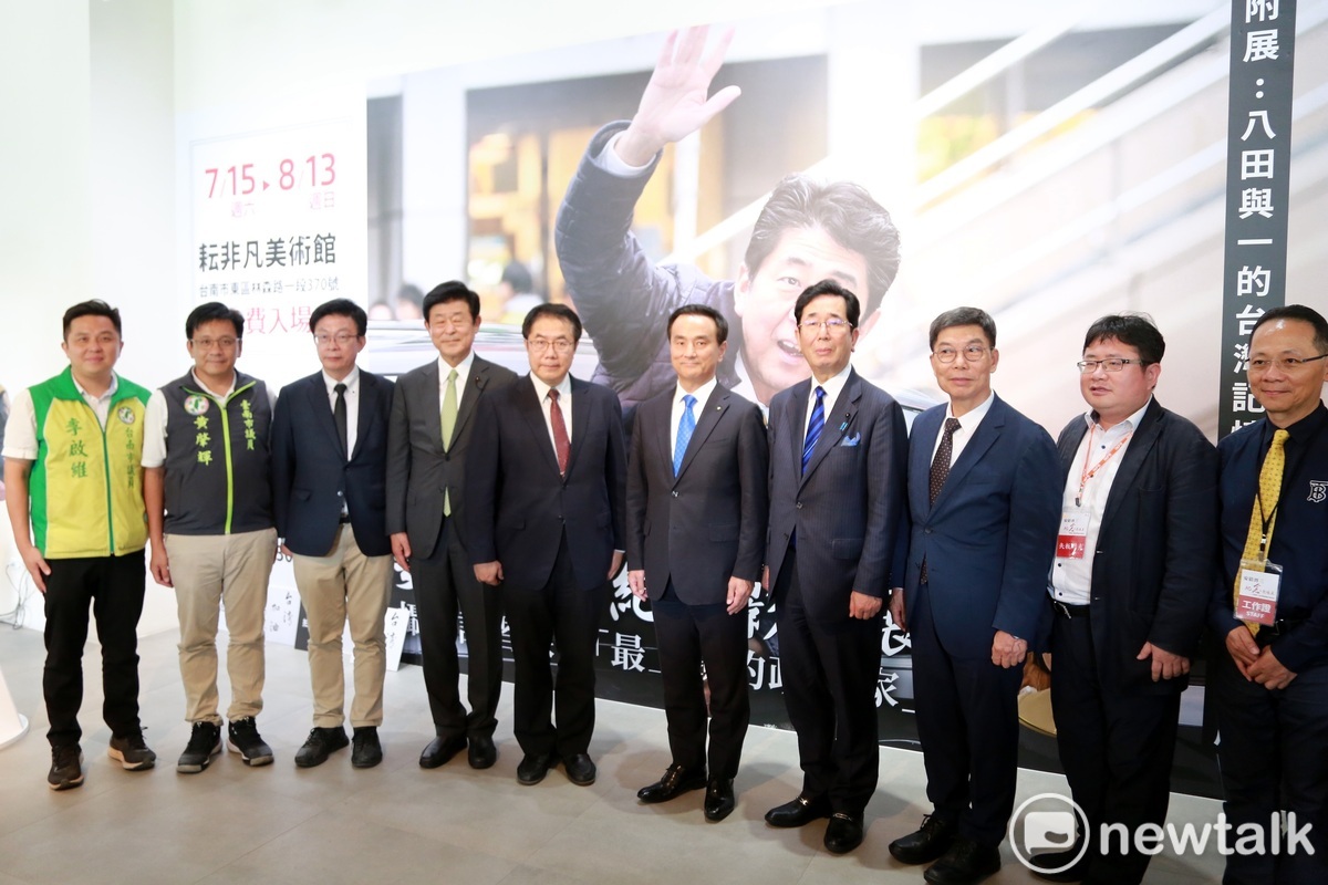安倍晉三紀念影像展台南場今日在耘非凡美術館盛大開幕，台南市長黃偉哲、山口縣村岡嗣政知事訪問團、安倍前首相政策秘書飯塚洋、旅日畫家姚旭燈、日本台灣交流協會高雄事務所所長奧正史、台南市政府城市外交顧問野崎孝男、逸點藝術暨耘非凡美術館總監陳聰徒、跨界珠寶藝術家廖文良、八田與一文化藝術基金會董事邱貴、日本產經新聞台北支局長矢板明夫等人出席。 圖：黃博郎／攝