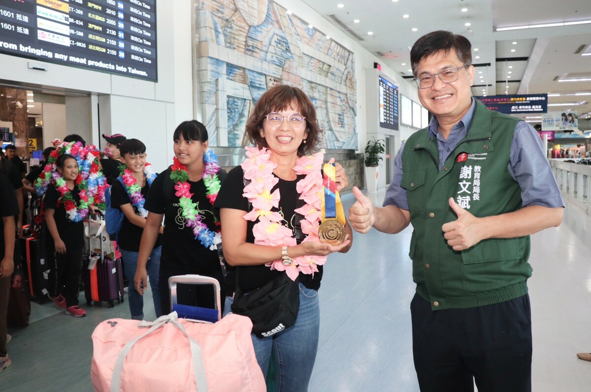 謝文斌(右一)代表陳其邁在機場接機。 圖：高雄市教育局提供