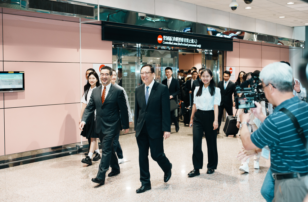 馬英九基金會邀請中國學生團15日抵達台灣，該團由前北京大學校長、北大黨委書記郝平帶領總計37人，其中團員包括知名中國奧運桌球冠軍丁寧。 圖／馬英九辦公室提供
